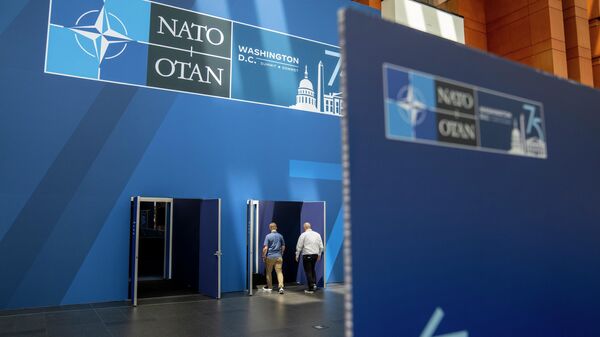Символика НАТО перед началом саммита организации в Вашингтоне - Sputnik Кыргызстан