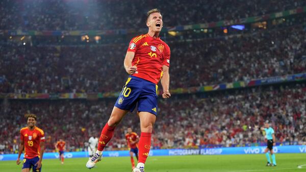 Дани Ольмо из Испании празднует забитый второй гол во время полуфинала с Францией на Евро-2024 - Sputnik Кыргызстан