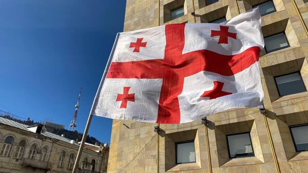 Флаг Грузии на площади перед парламентом в Тбилиси. Архивное фото  - Sputnik Кыргызстан