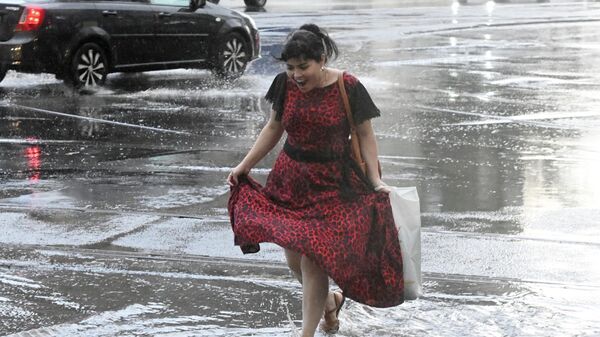 Девушка переходит дорогу во время дождя - Sputnik Кыргызстан