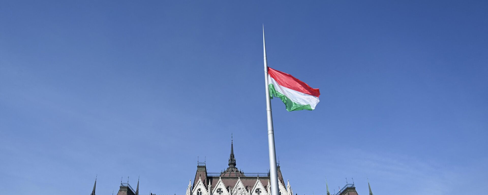 Венгерский флаг развевается перед зданием парламента в Будапеште. Архивное фото - Sputnik Кыргызстан, 1920, 17.07.2024