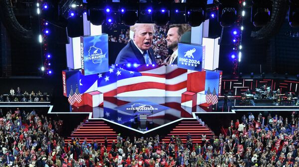 Кандидат в президенты от республиканской партии Дональд Трамп изображен на экране в Милуоки, штат Висконсин - Sputnik Кыргызстан