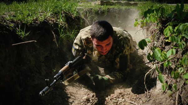 Украинский военный в окопе. Архивное фото - Sputnik Кыргызстан