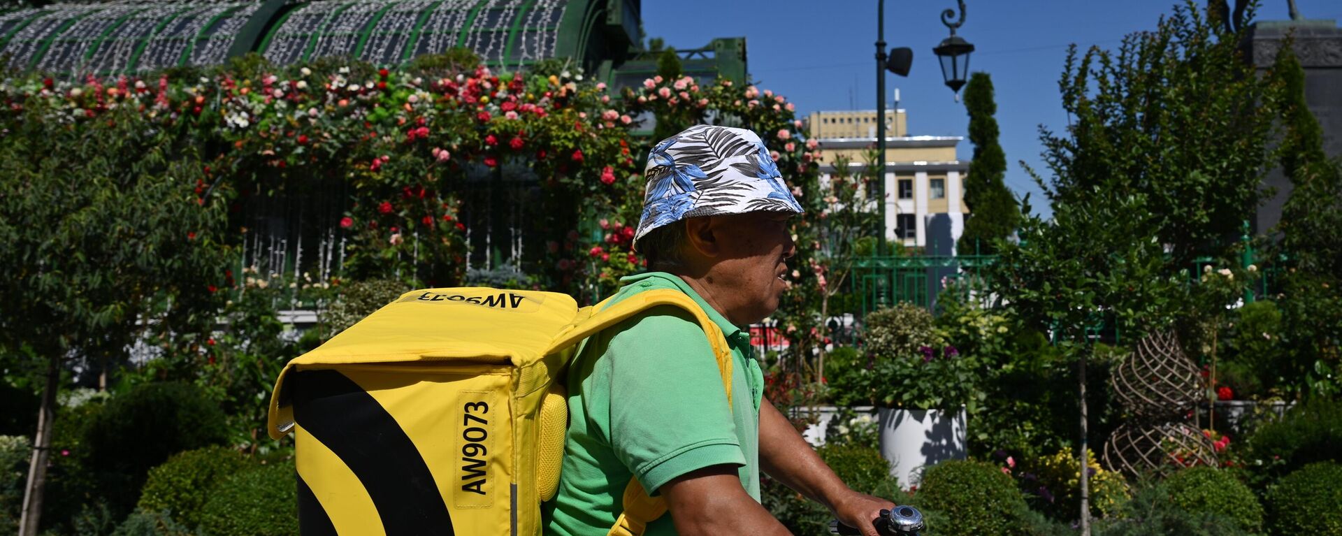 Курьер службы доставки на Тверской улице в Москве - Sputnik Кыргызстан, 1920, 19.07.2024