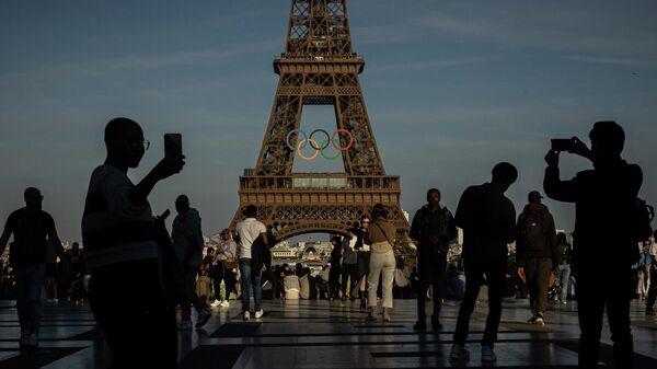 Олимпийские кольца видны на Эйфелевой башне в Париже. Архивное фото - Sputnik Кыргызстан
