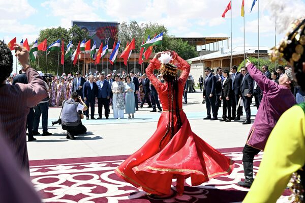 Эскерте кетсек, Садыр Жапаровдун мамлекеттик сапары кечээ, 18-июлда, башталган. Анын алкагында бир катар маанилүү иш-чаралар уюштурулган - Sputnik Кыргызстан