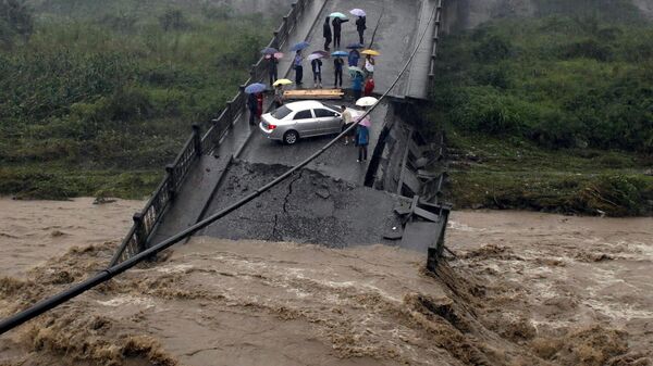 Обрушившийся из-за наводнений мост в Китае. Архивное фото - Sputnik Кыргызстан