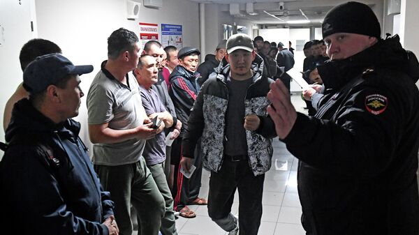 Трудовые мигранты в коридоре хостела во время проверки документов. Архивное фото - Sputnik Кыргызстан