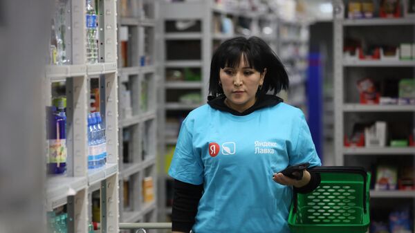 Работница сервиса доставки еды Яндекс.Лавка собирает заказ. Архивное фото - Sputnik Кыргызстан