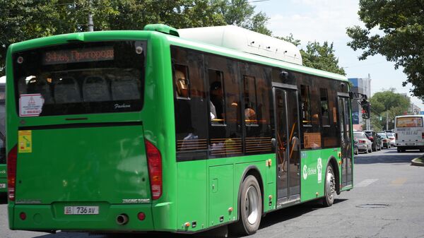 Газовый автобус едет по улице Бишкека - Sputnik Кыргызстан