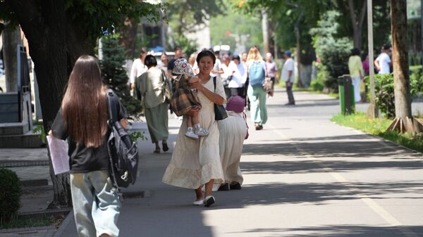 Люди идут по одной из улиц Бишкека - Sputnik Кыргызстан