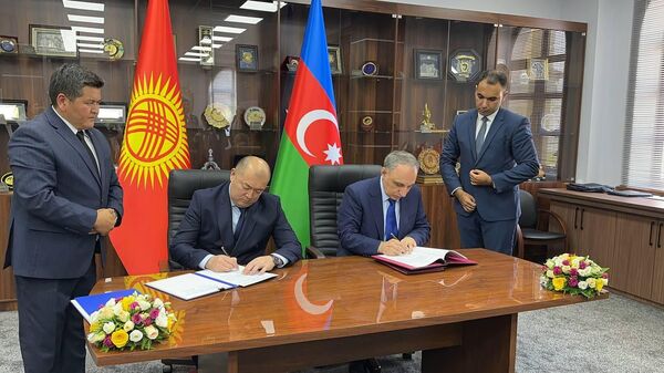 Генеральные прокуроры Кыргызстана и Азербайджана Максат Асаналиев и Кямран Алиев подписали соглашение о сотрудничестве и программу сотрудничества  - Sputnik Кыргызстан
