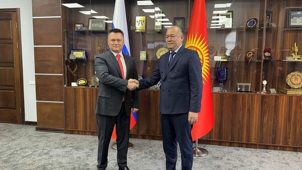 Генеральный прокурор Кыргызстана Максат Асаналиев на встрече с российским коллегой Игорем Красновым  - Sputnik Кыргызстан