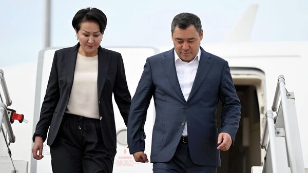 Президент Кыргызстана Садыр Жапаров прилетел в Париж вместе с супругой Айгуль Жапаровой - Sputnik Кыргызстан