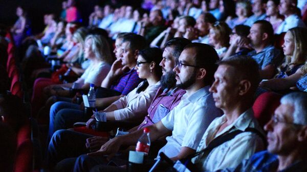 Зрители на показе фильма в кинотеатре. Архивное фото - Sputnik Кыргызстан