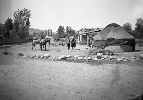 Кыргыздар жайлоодон түшүп конокко келишкен учурду фотограф тартып алган. Ысык-Көл аймагы Теплоключенка (азыркы Ак-Суу) айылы, 1929-жыл. - Sputnik Кыргызстан