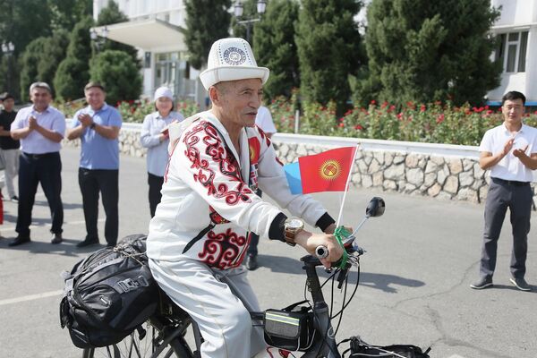 Аны узатуу аземине Ош облусунун жана шаарынын бийлик өкүлдөрү катышып, мэрия тарабынан акчалай жардам көрсөтүлгөн. - Sputnik Кыргызстан