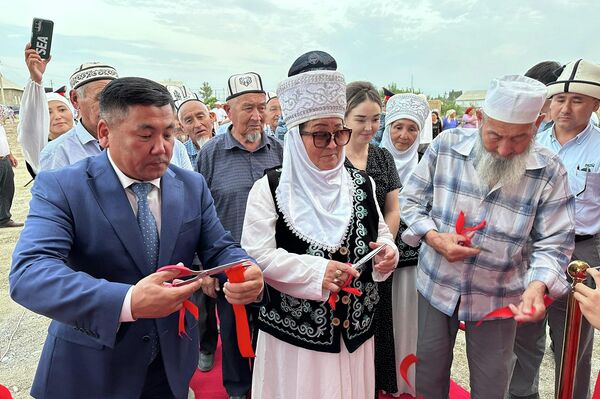 Баткен районунун Чоң-Талаа айылында үч балалуу жалгыз бой Күмүшай Назаровага элдин салымы менен үй курулду - Sputnik Кыргызстан