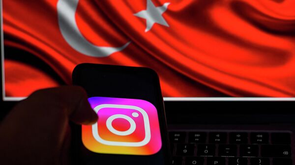 Логотип Instagram на смартфоне с турецким флагом на заднем плане - Sputnik Кыргызстан