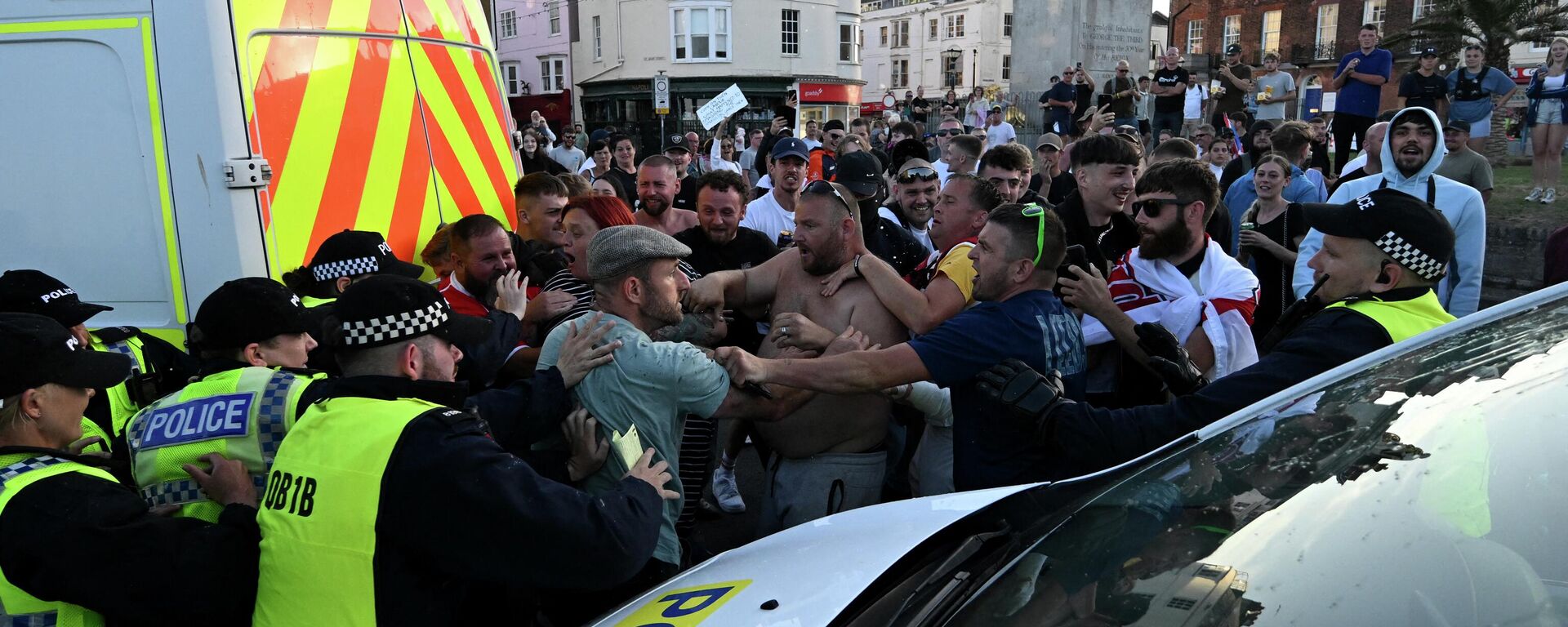 Британияда митингчилер мигранттар жашаган отелди өрттөп жибере жаздашты - Sputnik Кыргызстан, 1920, 05.08.2024