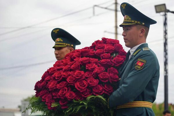 Рота почетного караула произвела выстрелы, символизирующие дань уважения подвигу Тулебердиева - Sputnik Кыргызстан