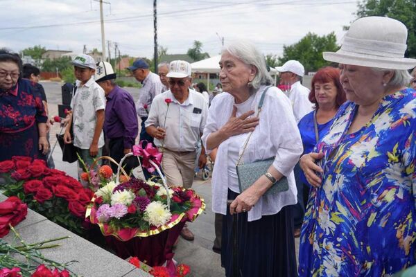 Они возложили цветы к мемориалу и почтили память героя минутой молчания - Sputnik Кыргызстан