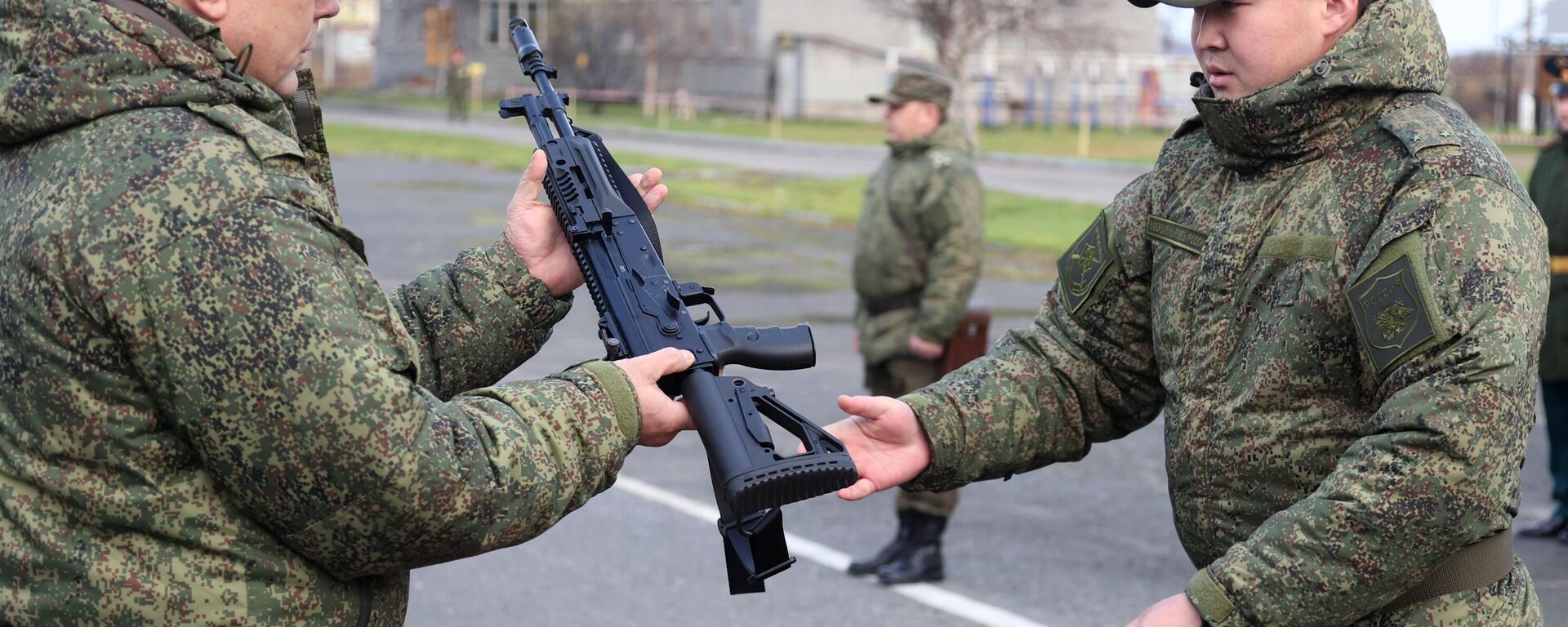 Мобилизованный военнослужащий получает новый автомат Калашникова АК-12. Архивное фото  - Sputnik Кыргызстан, 1920, 09.08.2024