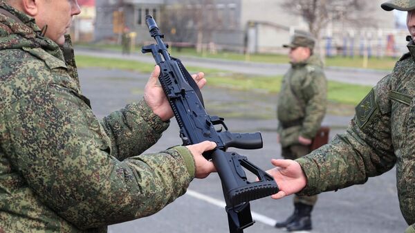 Мобилизованный военнослужащий получает новый автомат Калашникова АК-12. Архивное фото  - Sputnik Кыргызстан