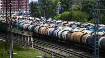 Товарные составы на железнодорожной станции "Яничкино"