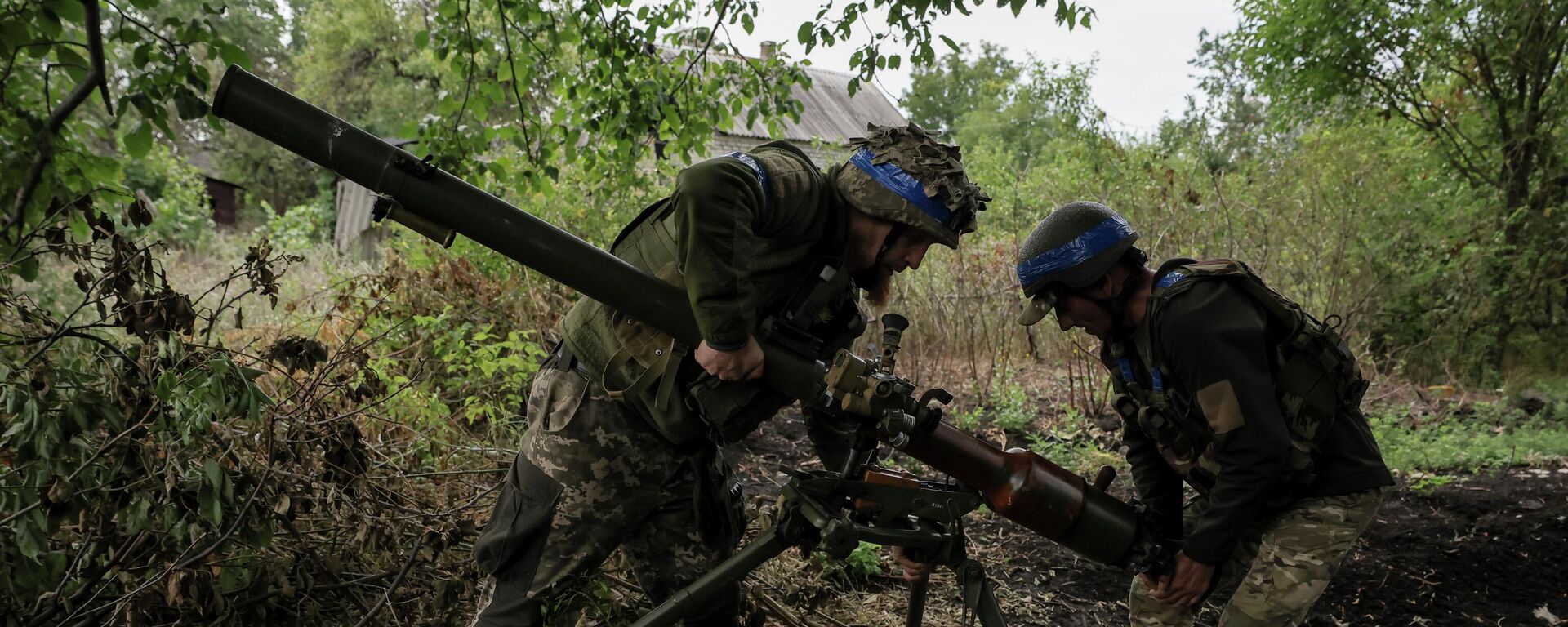 Военнослужащие ведут огонь из противотанкового гранатомета СПГ9  в Часов Яр - Sputnik Кыргызстан, 1920, 12.08.2024