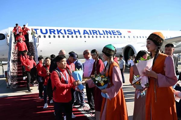 В аэропортy &quot;Манас&quot; торжественно встретили олимпийскую сборную Кыргызстана. - Sputnik Кыргызстан