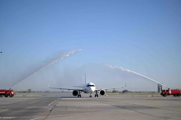 В аэропортy &quot;Манас&quot; торжественно встретили олимпийскую сборную Кыргызстана. - Sputnik Кыргызстан