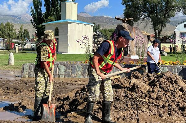 В результате ЧС затопило магазин, семь придомовых дворов, а также культурный центр &quot;Рух Ордо&quot;. - Sputnik Кыргызстан