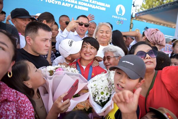 Эл сүймөнчүлүгүнө арзыган Мээрим Жуманазарова. Бул кызыбыз жарааты менен Парижге аттанып, намыска жарап күмүш медаль утуп келди. - Sputnik Кыргызстан