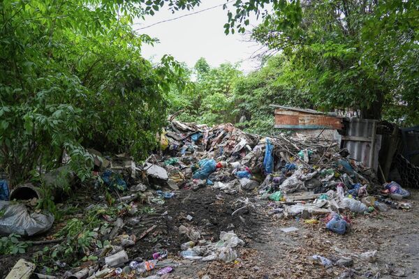 Владелица частного дома складировала бытовой мусор в течение длительного времени - Sputnik Кыргызстан