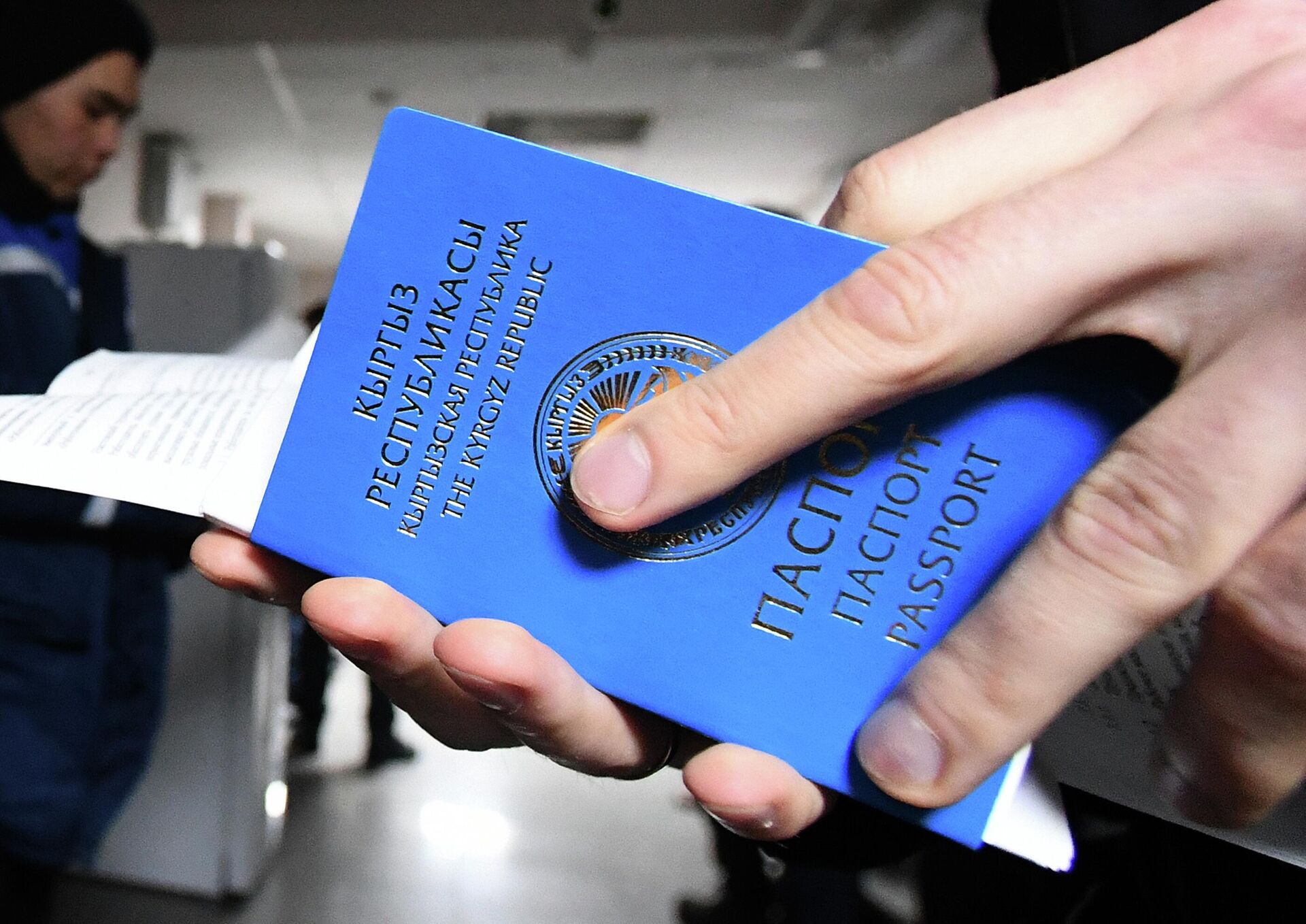 Рейд по выявлению незаконных трудовых мигрантов в Красноярске - Sputnik Кыргызстан, 1920, 27.01.2026