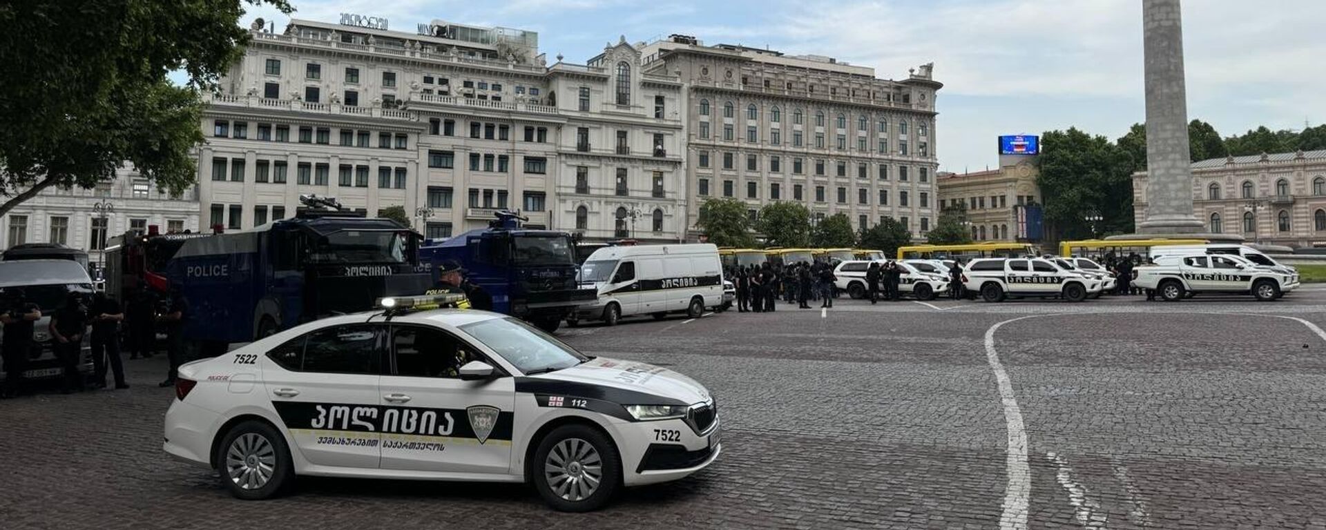 Сотрудники полиции на улице в Тбилиси во время акции протеста противников закона об иноагентах. Архивное фото - Sputnik Кыргызстан, 1920, 26.08.2024