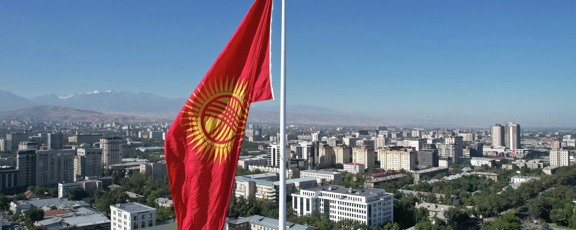 Бишкектеги Ала-Тоо аянтында мамлекеттик желек. Архив - Sputnik Кыргызстан, 1920, 06.12.2024