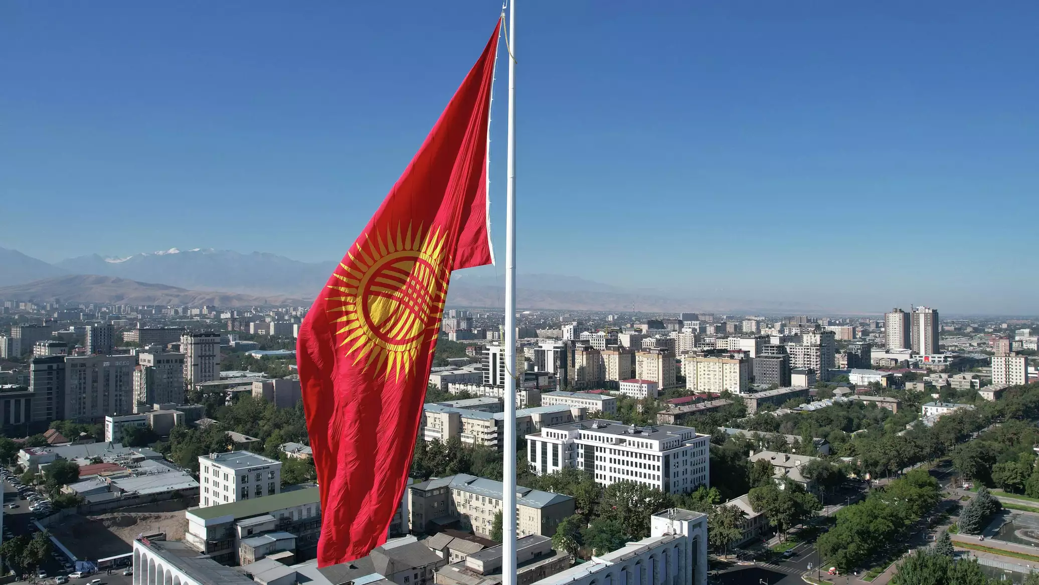 Более 64% кыргызстанцев позитивно оценили итоги 2025 года — опрос