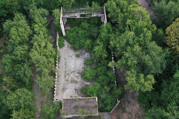 Мындан тышкары, Токтогул шаарындагы Тайбала-Кечүү тилкесинде жайгашкан көп жылдык көчөттөрү бар эки гектар жер тилкеси да мамлекеттин менчигине кайтарылды. Анын базар баасы 7 миллион сомду түзөт - Sputnik Кыргызстан