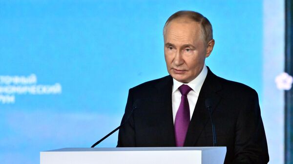 РФ лидери Владимир Путин Чыгыш экономикалык форумунун пленардык сессиясында - Sputnik Кыргызстан