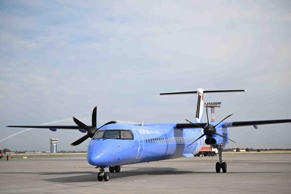 Сейчас выкупается еще один самолет Q 400. Помимо этого, удалось добиться устойчивого роста пассажиропотока на внутренних и международных воздушных линиях. - Sputnik Кыргызстан