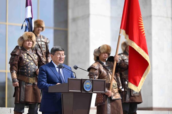 Министрлер кабинетинин төрагасы Акылбек Жапаров Дүйнөлүк көчмөндөр оюндарына катыша турган Кыргызстандын улуттук курама командасын Астанага узатты - Sputnik Кыргызстан