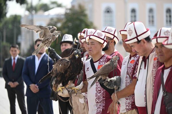 Министрлер кабинетинин төрагасы Акылбек Жапаров Дүйнөлүк көчмөндөр оюндарына катыша турган Кыргызстандын улуттук курама командасын Астанага узатты - Sputnik Кыргызстан