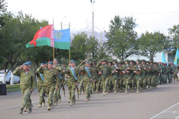 Ага Беларусь, Казакстан, Кыргызстан, Россия, Тажикстан мамлекеттеринен келген аскер кызматкерлери, ЖККУнун биргелешкен штабынын өкүлдөрү келишкен - Sputnik Кыргызстан