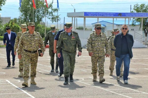 Конокторду Куралдуу күчтөрдүн Башкы штабынын жетекчиси Руслан Мукамбетов тосуп алды - Sputnik Кыргызстан