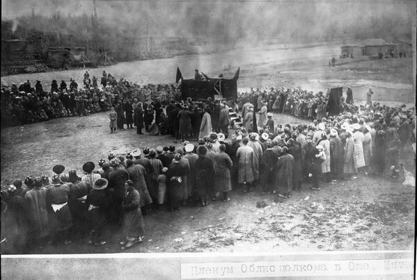 Облустук аткаруу комитетинин пленумуна карата арналган митинг. Ош, 1927-жыл.Бул курултай ККАОнун мамлекеттүүлүктү куруу жана жаңы экономикалык шартта өнүгүүсү үчүн абдан көп чечим кабыл алган. Чек араны тактоо жана аныктоо боюнча маселени кароодо депутаттар бир пикирде эле. - Sputnik Кыргызстан