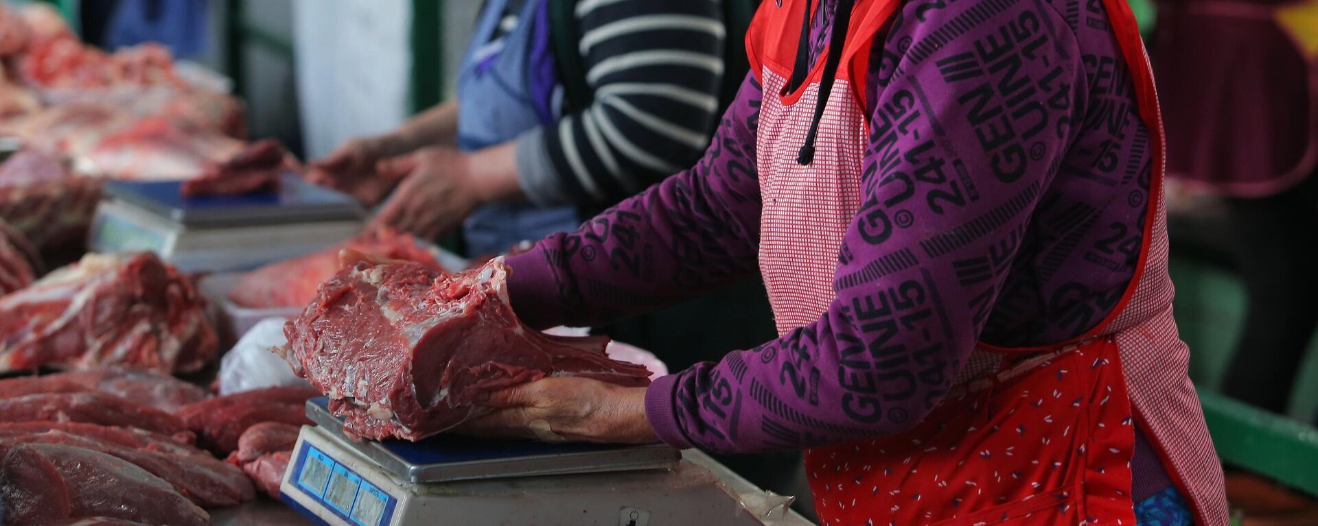 Продажа мяса на рынке - Sputnik Кыргызстан, 1920, 17.09.2026