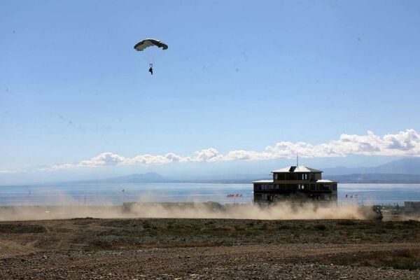 Атап айтканда, МИ-8, МИ-8 МТВ, МИ-17 В-5 тик учактары, АН-26, СУ-30 СМ учактары, Т-72 танкалары, БМП-2, ошондой эле чалгындоо жана чабуул коюучу учкучсуз учактар колдонулууда - Sputnik Кыргызстан