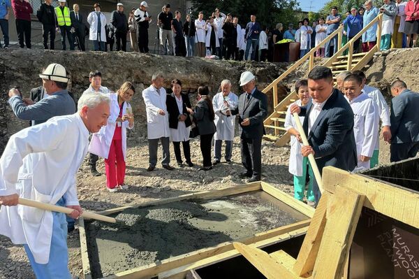 Билдирүүгө ылайык, балдар кардиохирургия борборунун жаңы имаратынын пайдубалына капсула салуу аземи 13-сентябрда өттү - Sputnik Кыргызстан